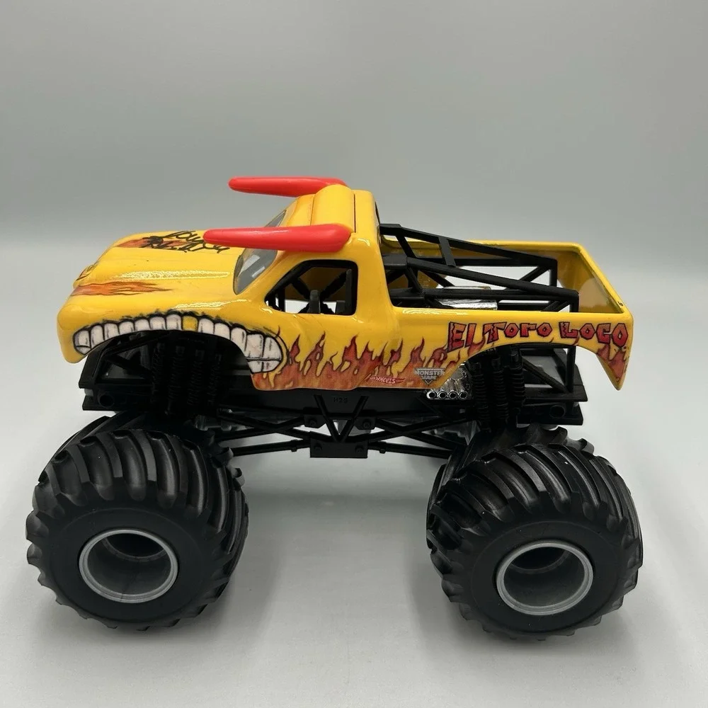 Spin Master Monster Jam El Toro Loco Autographed Kayla Blood Truck 1:24 Yellow